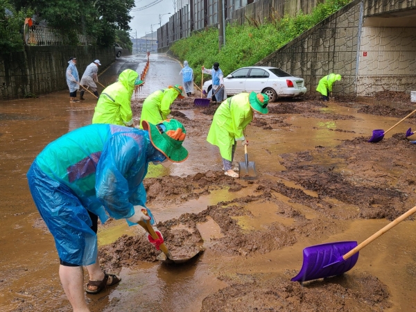 자원봉사자가 도로에 유출된 토사를 제거하고 있다 @한국중앙자원봉사센터
